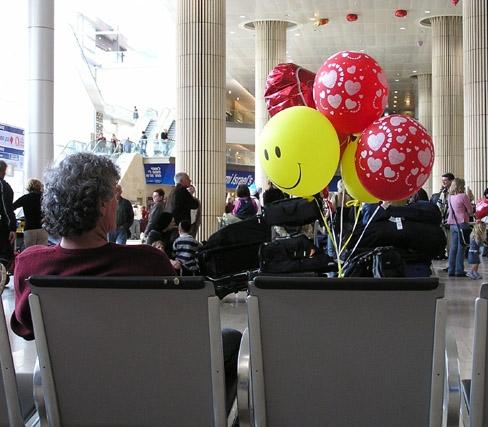 מתחת לבלונים יש ילד, או לא ?